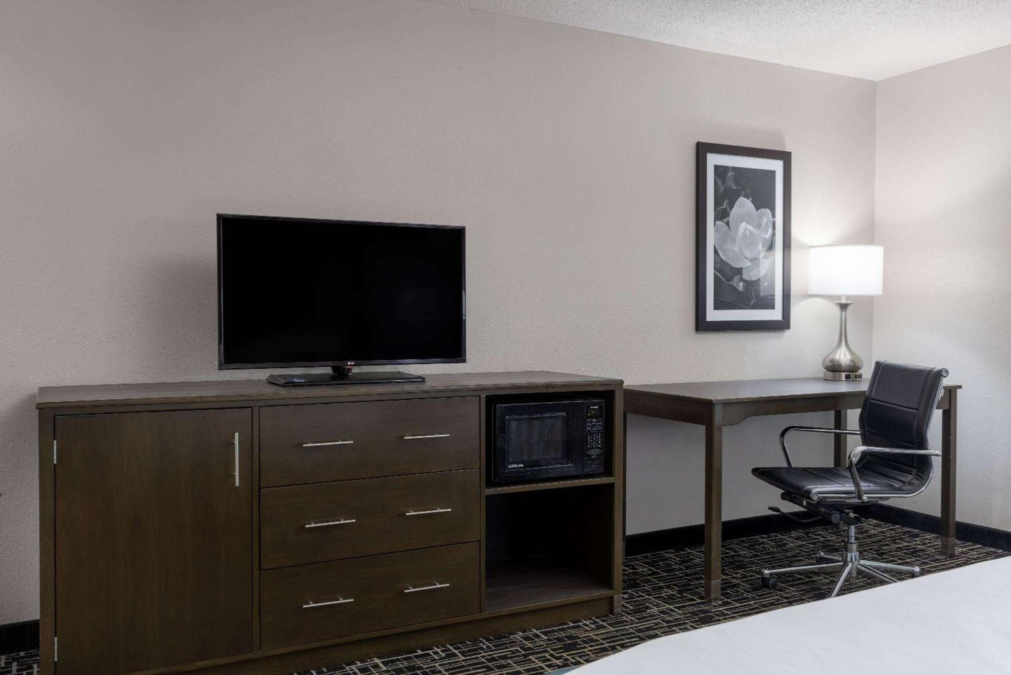 La Quinta Inn & Suites By Wyndham Covington Esterno foto