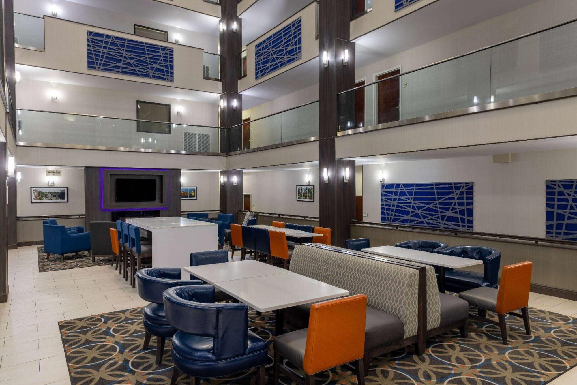 La Quinta Inn & Suites By Wyndham Covington Esterno foto