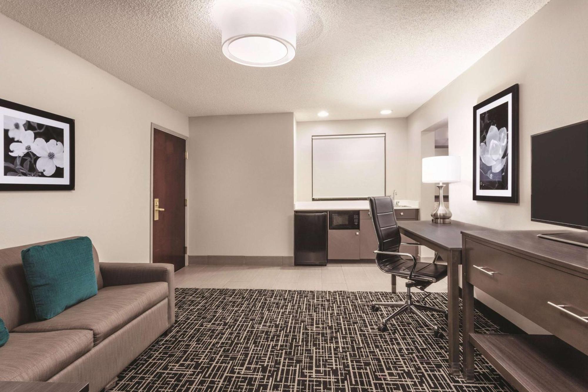 La Quinta Inn & Suites By Wyndham Covington Esterno foto